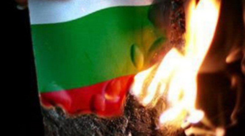 Циганин открадна и запали националния флаг от футболно игрище в село