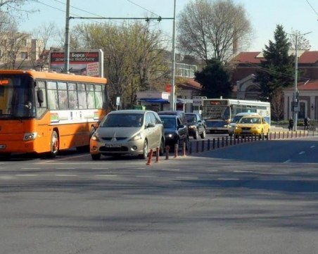 Автобус повлече пътник, едва не го осакати