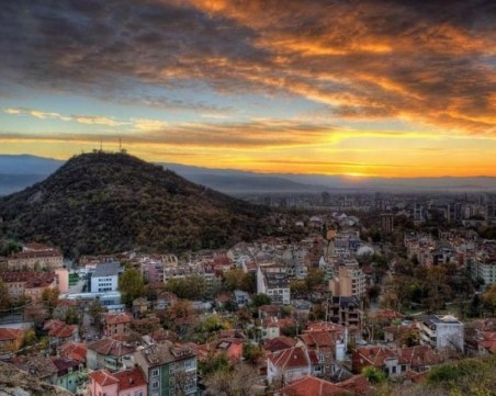 Код жълто: Ураганен вятър бушува в Пловдив, изгони снежинките