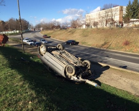 Кола излетя от пътя и се приземи на таван, жена е в болница СНИМКИ