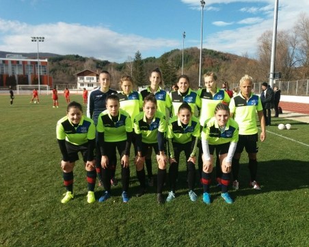 Момичетата на ФК ЕНКО завършиха годината с хубава победа