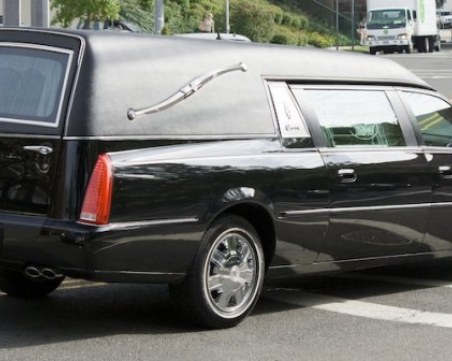 Невиждан инцидент: Труп изхвърча от катафалка ВИДЕО