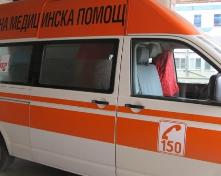 Опел с тийнейджъри изхвърча от пътя, момче е в тежко състояние