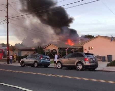 Самолет падна върху къща, загинаха
