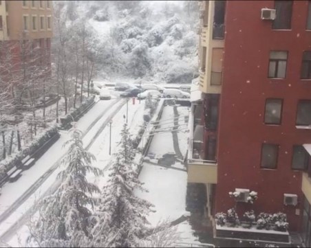 Силен сняг затвори магистрала “Тракия“, в Бургас - слънце СНИМКИ