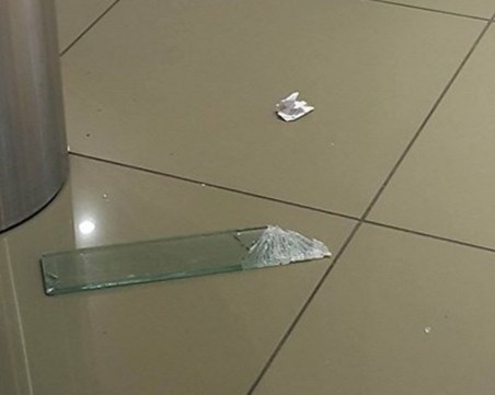 Стъкло падна от втория етаж на мол, 18-годишно момиче е ранено СНИМКИ