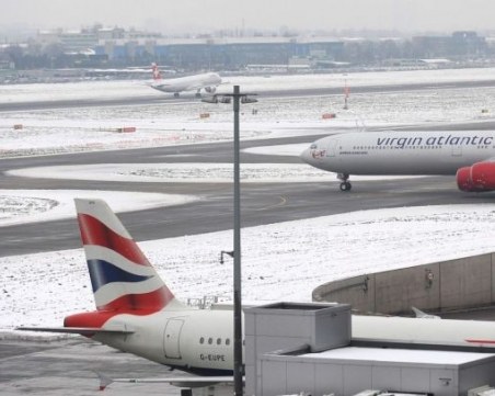 Траспортен хаос във Великобритания - отмениха стотици полети заради снеговалежите