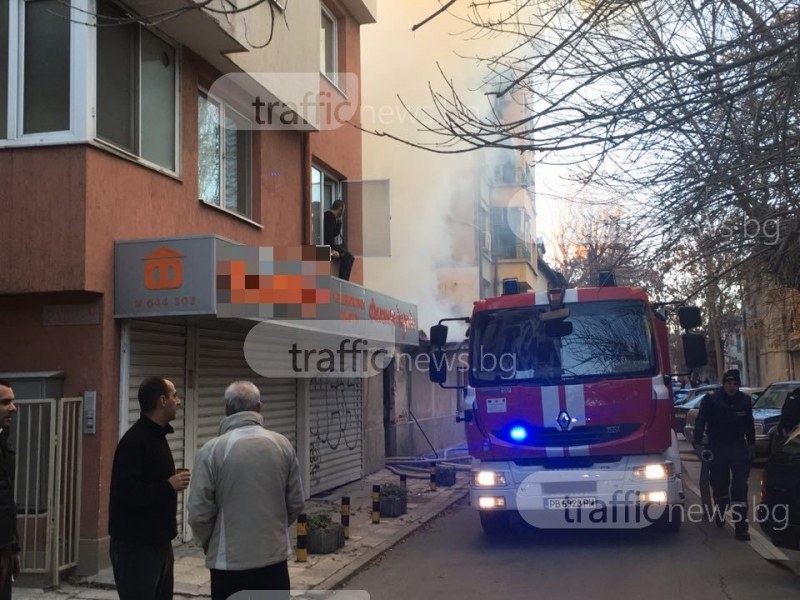 Къща гори в центъра на Пловдив, две пожарни се борят с пламъците СНИМКИ
