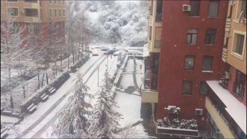 Силен сняг затвори магистрала “Тракия“, в Бургас - слънце СНИМКИ