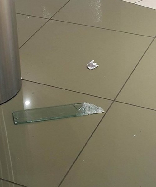 Стъкло падна от втория етаж на мол, 18-годишно момиче е ранено СНИМКИ