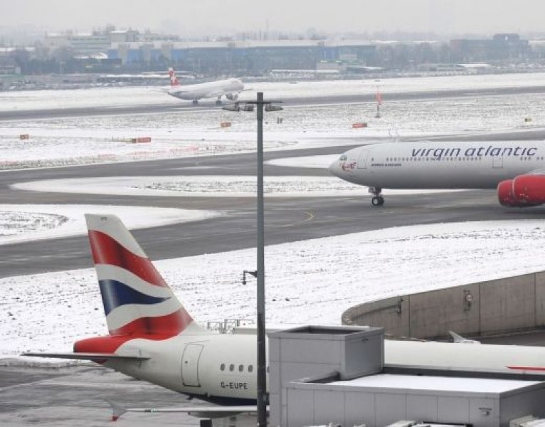 Траспортен хаос във Великобритания - отмениха стотици полети заради снеговалежите