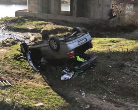 Опел падна по таван в река Марица