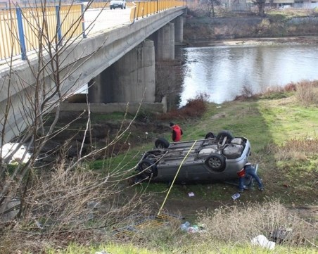 Първи СНИМКИ от инцидента, при който кола се обърна в река Марица