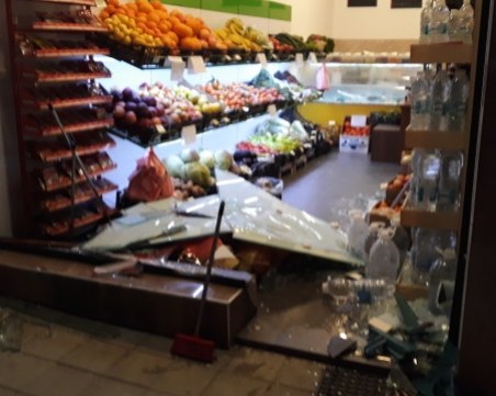 Сблъсък: Първи СНИМКИ от щетите на магазина в Кючука, в който се вряза кола