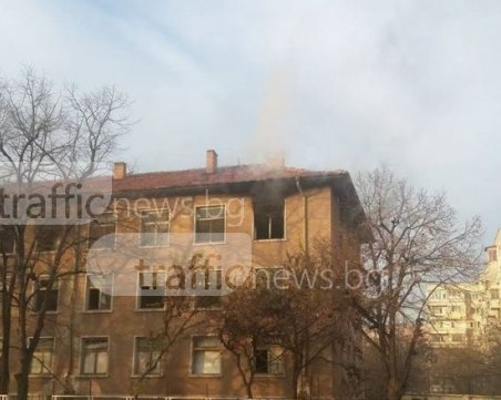 Сграда в Изгрев се запали, огнеборци чупят стъклата й СНИМКИ