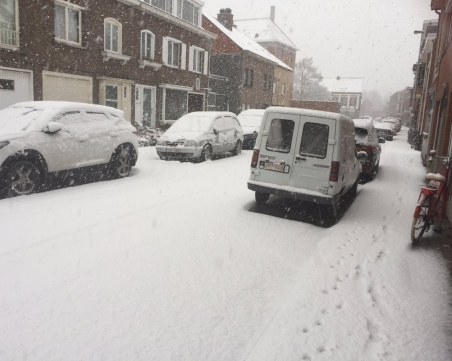 Снегът предизвика транспортен колапс в Белгия