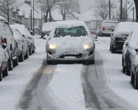 Сняг и студ сковаха Англия, времето предизвика хаос