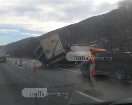 Тир се обърна на магистрала Тракия СНИМКИ
