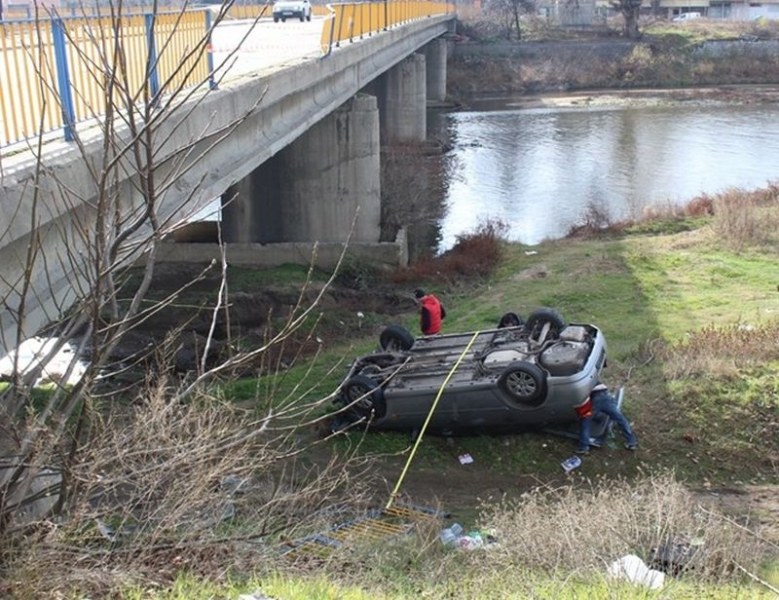 Първи СНИМКИ от инцидента, при който кола се обърна в река Марица