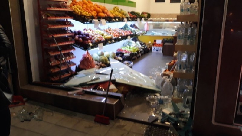 Сблъсък: Първи СНИМКИ от щетите на магазина в Кючука, в който се вряза кола