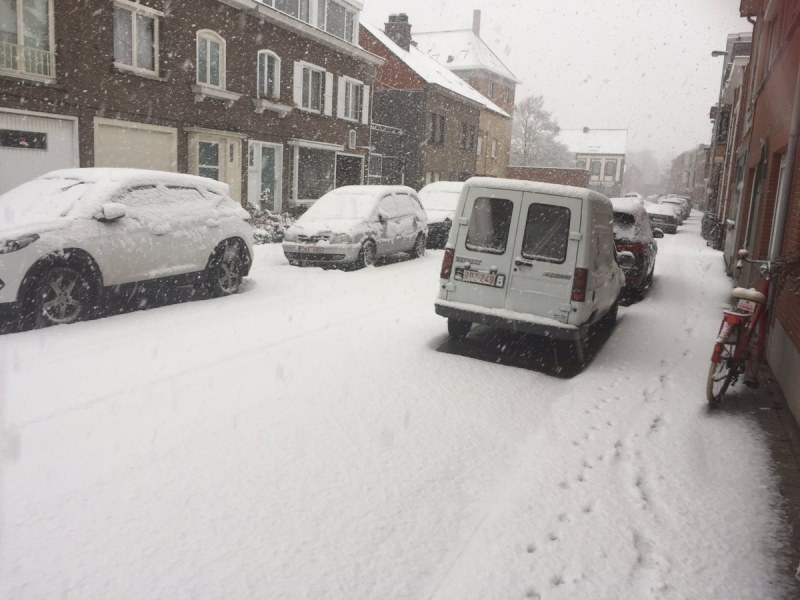 Снегът предизвика транспортен колапс в Белгия