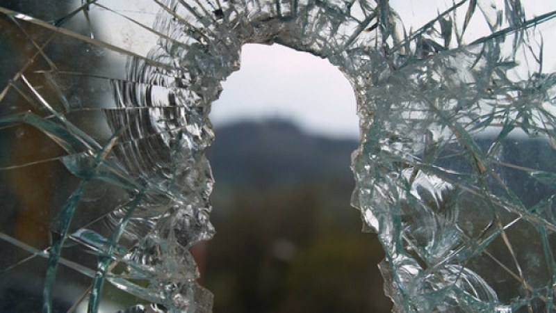 14-годишен разби витрина на магазин, отмъкна пари и цигари