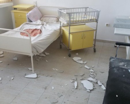 Мазилка се откърти от тавана на болница, стовари се на сантиметри от новородено СНИМКИ