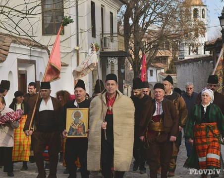 Празнично шествие ще напълни днес улиците на Стария град
