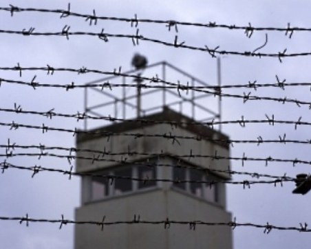 Затворник от Пазарджик с доживотна присъда осъди държавата за “нечовешко отношение“