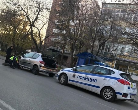 За пример! Полицаи помогнаха на пловдивчанка да смени гума в Кършияка СНИМКИ
