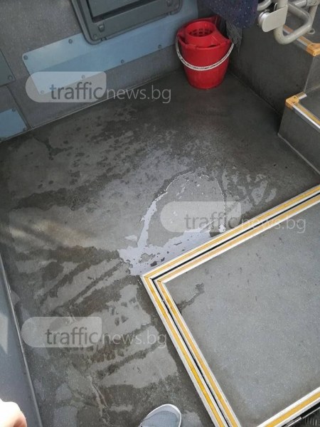 Пловдивски автобус: Мръсна вода е заляла пода, а парцали преграждат седалки СНИМКИ