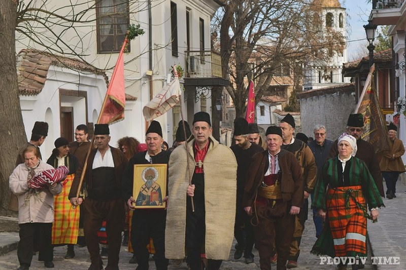 Празнично шествие ще напълни днес улиците на Стария град