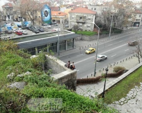 Деца пият бира с провесени крака над Тунела! Родители??? СНИМКИ