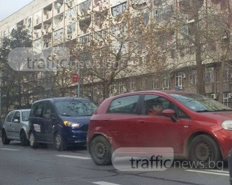 Две коли се сблъскаха преди моста на Герджика, затрудниха движението СНИМКИ