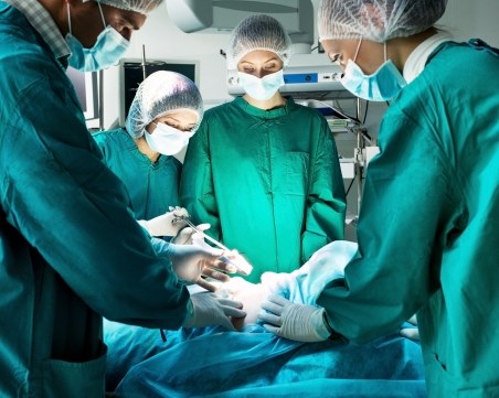 Хирурзи спасиха дете със сърце извън гръдния кош