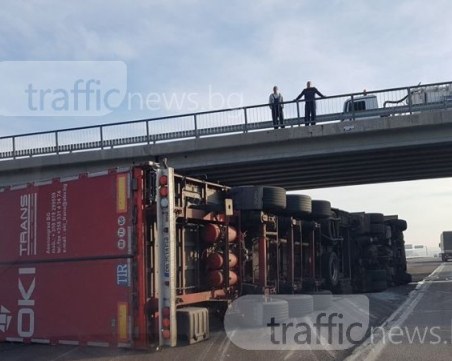 Камион се обърна на АМ 