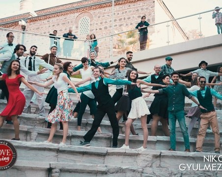 Пловдив е чарлстон! Вихрени танци завладяват тепетата  ВИДЕО