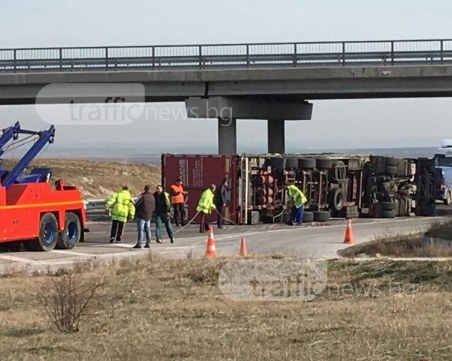 Затвориха АМ “Тракия“, отбиват през Чирпан! Катастрофиралият тир лежи на платното СНИМКИ