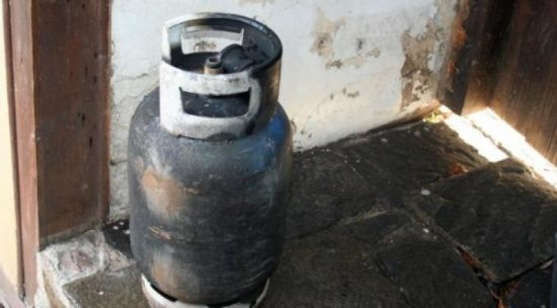 Газова бутилка се взриви в къща, жена е пострадала тежко