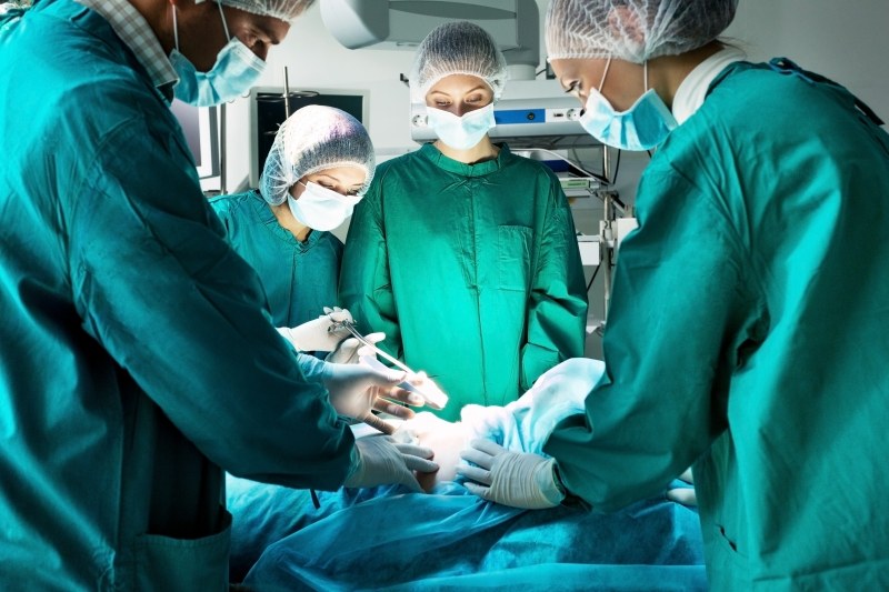 Хирурзи спасиха дете със сърце извън гръдния кош