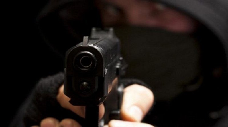 Неизвестен заплаши с пистолет 39-годишна служителка и обра бюро за парични преводи