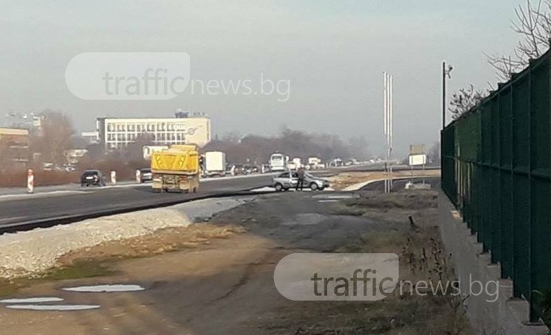 Почна се – камион помля кола на новото платно на Пловдив – Асеновград СНИМКИ