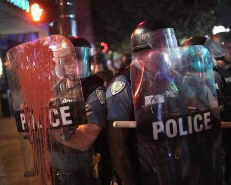 9 полицаи са ранени при сблъсъци с роми