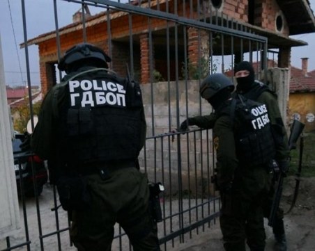 Акция! Спецполицаи нахлуха в погребалните бюра