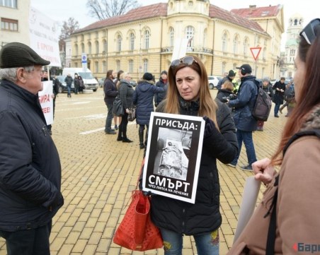 Депутатите отхвърлиха ветото на президента, посрещна ги протест