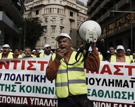 Гърците отново на протест! 24-часова стачка блокира страната