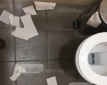 Гнусно! Пищна коледна украса и... мръсни, неподдържани тоалетни в търговски център СНИМКИ