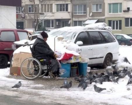 Инвалид живее в кола, изритаха го от общинското му жилище