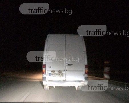 Камикадзе! Бус без светлини шпори по Асеновградско, замалко да предизвика меле СНИМКА