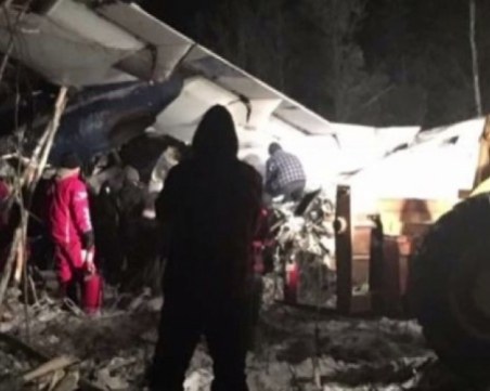 Самолет с 22-ма пътници се разби, по чудо няма жертви